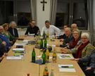 Menschen aus dem Germium sitzen am Tisch