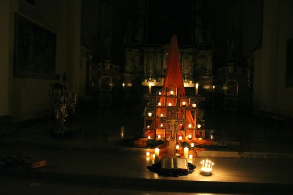 Altarraum im Kerzenlicht