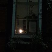 Leuchtende Kerze im Fenster