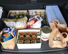 Kofferraum mit haltbaren Lebensmitteln gefüllt