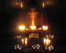 Franziskuskreuz und Kerzen vorm Altar