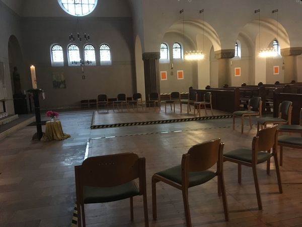 Kirchenraum vor den Bänken Stühle im Halbkreis