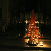 Altarraum im Kerzenlicht