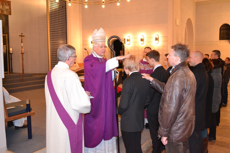 Bischof legt Jugendlichen zur Firmung Hand auf